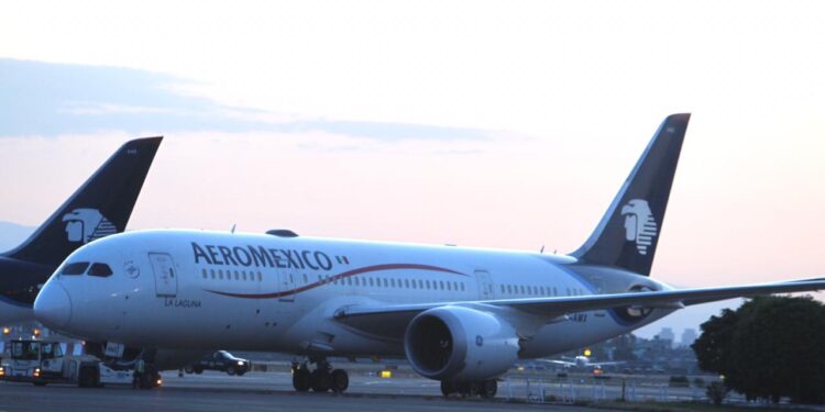 Retornan 54 connacionales mediante el puente aéreo México-China