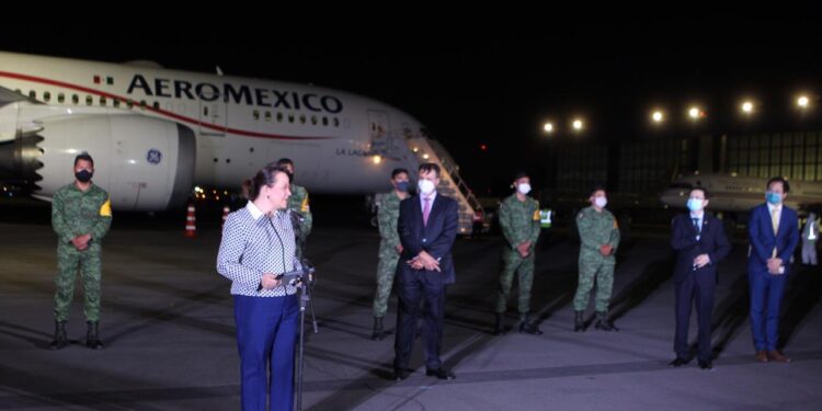 Retornan 54 connacionales mediante el puente aéreo México-China