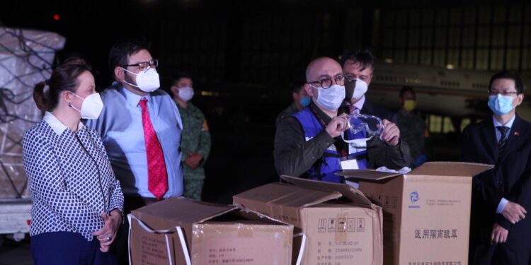 Retornan 54 connacionales mediante el puente aéreo México-China