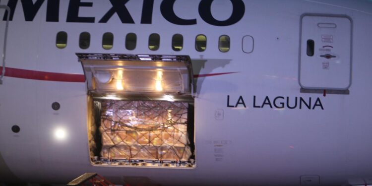 Retornan 54 connacionales mediante el puente aéreo México-China