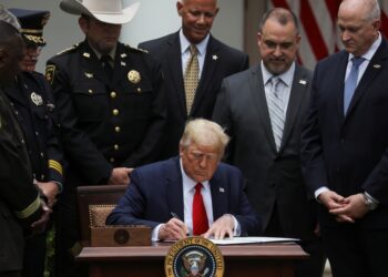 Trump firma reforma al sistema policial que incluye prohibición de estrangulamientos