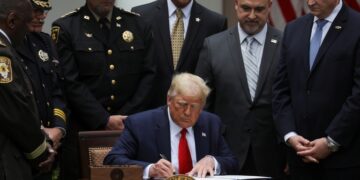 Trump firma reforma al sistema policial que incluye prohibición de estrangulamientos