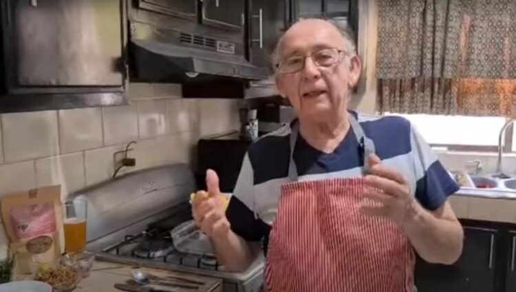 Abuelito al quedarse sin trabajo, se convierte en Youtuber