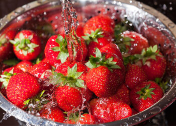 ¿Por qué debemos lavar las fresas con sal?
