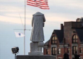 Tumban, decapitan y queman estatuas de Colón en EU