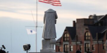 Tumban, decapitan y queman estatuas de Colón en EU