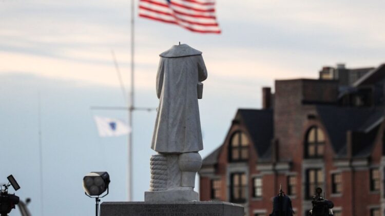 Tumban, decapitan y queman estatuas de Colón en EU