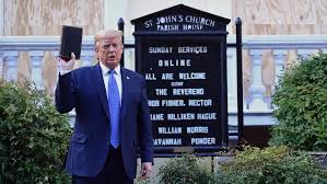 Obispa episcopal “indignada” por visita de Trump a iglesia