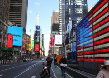 Gobiernos de EU que reabrieron rápidamente dan marcha atrás