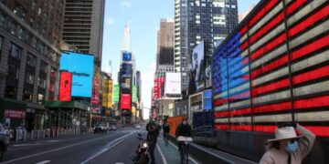 Gobiernos de EU que reabrieron rápidamente dan marcha atrás