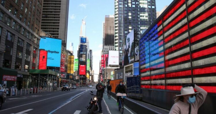 Gobiernos de EU que reabrieron rápidamente dan marcha atrás