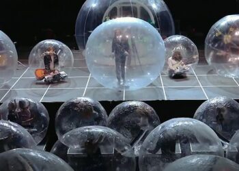 ¿Será este el futuro de los conciertos? Banda hace show en vivo dentro de burbujas