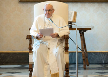 El papa denuncia a quienes son cómplices de generar la pobreza