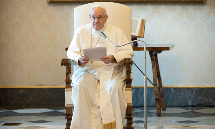 El papa denuncia a quienes son cómplices de generar la pobreza