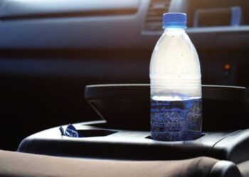 ¿Por qué no debemos dejar botellas de plástico en el calor?