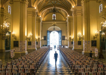 Arzobispo de Lima realiza misa inédita con retratos de más de cinco mil personas