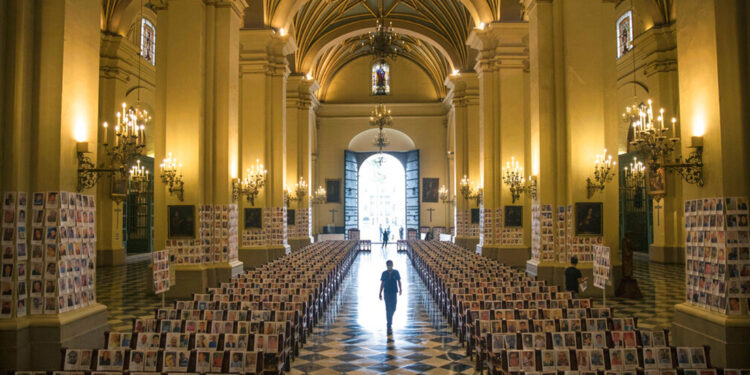 Arzobispo de Lima realiza misa inédita con retratos de más de cinco mil personas