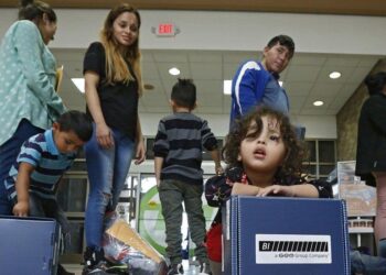 Jueza ordena al gobierno de Trump poner en libertad a menores migrantes por Covid-19