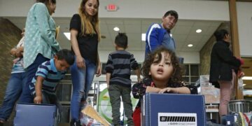 Jueza ordena al gobierno de Trump poner en libertad a menores migrantes por Covid-19