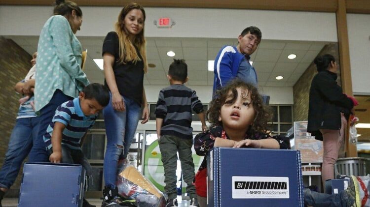 Jueza ordena al gobierno de Trump poner en libertad a menores migrantes por Covid-19