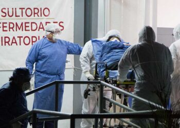 Los contagios globales diarios llegan a casi 130 mil, un nuevo récord