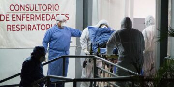 Los contagios globales diarios llegan a casi 130 mil, un nuevo récord