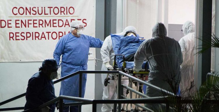 Los contagios globales diarios llegan a casi 130 mil, un nuevo récord