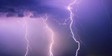 Mueren 83 personas por el impacto de rayos en la India