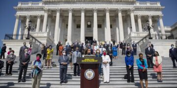 Cámara de Representantes aprueba reforma propuesta por demócratas a la policía en EU