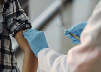 Reino Unido inicia ensayos en humanos de posible vacuna contra el COVID-19