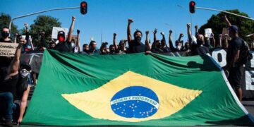 Brasil acuerda adquirir 100 millones de vacunas contra el coronavirus a la Universidad de Oxford