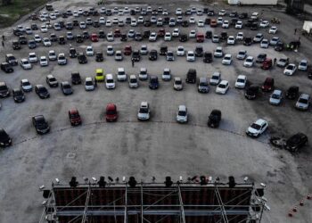 La magia del autocine agotó entradas en Río tras su regreso por la pandemia