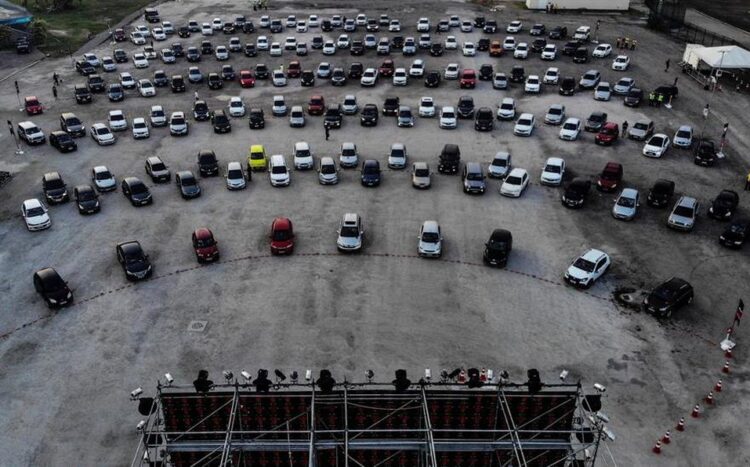 La magia del autocine agotó entradas en Río tras su regreso por la pandemia
