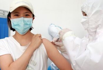 Personas en 6 continentes prueban vacunas contra el COVID-19