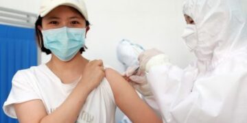 Personas en 6 continentes prueban vacunas contra el COVID-19