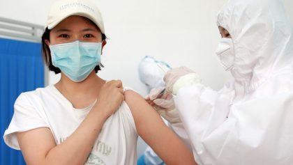 Personas en 6 continentes prueban vacunas contra el COVID-19