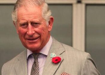 Principe Carlos admite que tuvo “suerte” con el coronavirus