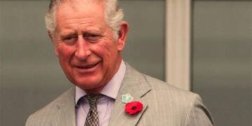 Principe Carlos admite que tuvo “suerte” con el coronavirus