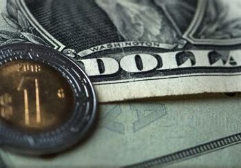 Cae el peso ante temor por nueva ola global del Covid-19