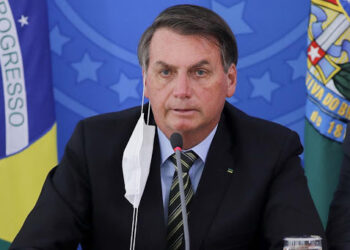 Juez ordena que Bolsonaro deberá usar cubrebocas en público