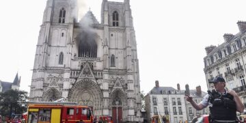 Un incendio en la catedral de Nantes reaviva el triste recuerdo de Notre Dame