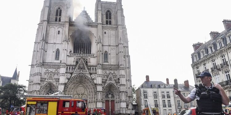 Un incendio en la catedral de Nantes reaviva el triste recuerdo de Notre Dame