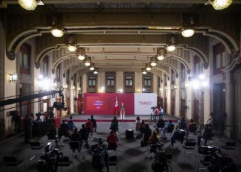 AMLO intensificará combate a la corrupción y asegura hay indicios de recuperación económica