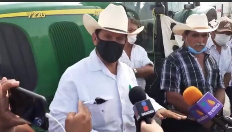 Ahora campesinos bloquean puente internacional “Los Tomates” en Matamoros