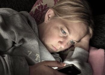 ¿Qué pasa si miramos el celular antes de ir a dormir?
