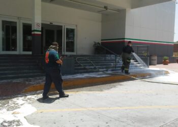 Desinfectan área de autobuses en Puente II