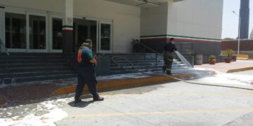 Desinfectan área de autobuses en Puente II