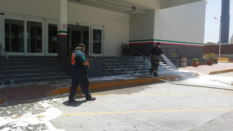 Desinfectan área de autobuses en Puente II