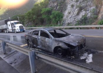 Se incendia auto en carretera Victoria- San Luis Potosí 