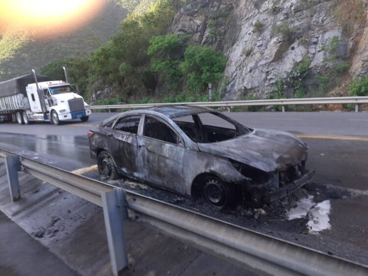 Se incendia auto en carretera Victoria- San Luis Potosí 